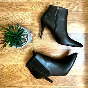 Sale 🎉 Nine West Green Booties 🫒